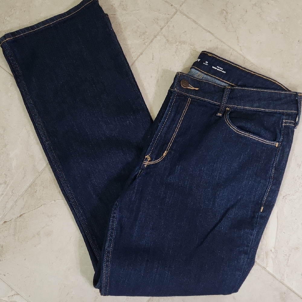Nice Old Navy, dark wash, midrise, bootcut jeans. Great like new condition! 12S